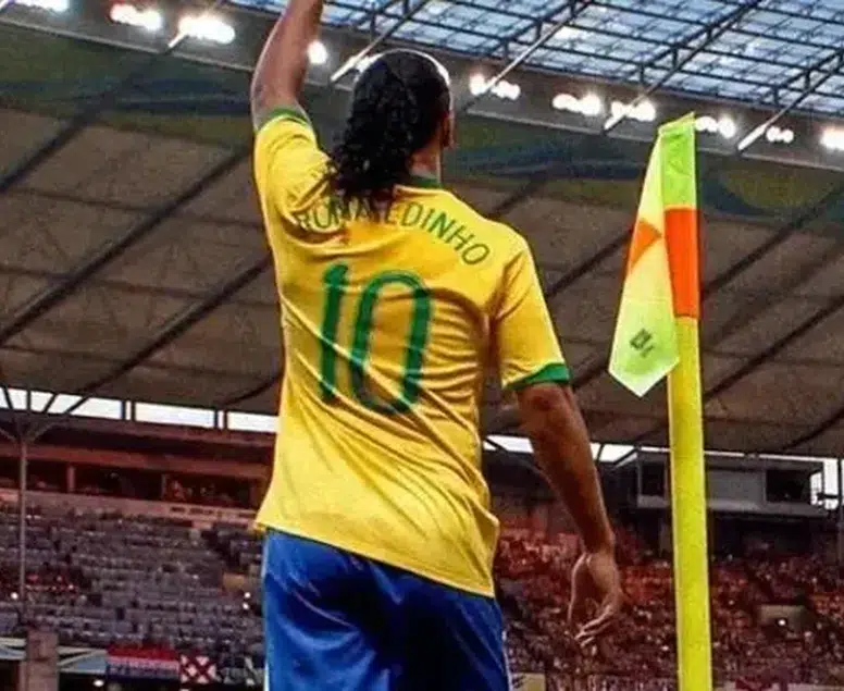 Futbol dünyasında yüzyılın geri dönüşü: 46 yaşındaki Ronaldinho yeniden sahalarda!