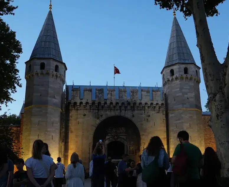 Topkapı Sarayı gece ışıkları altında! İlk kez açılacak bölümler ile tur başlıyor