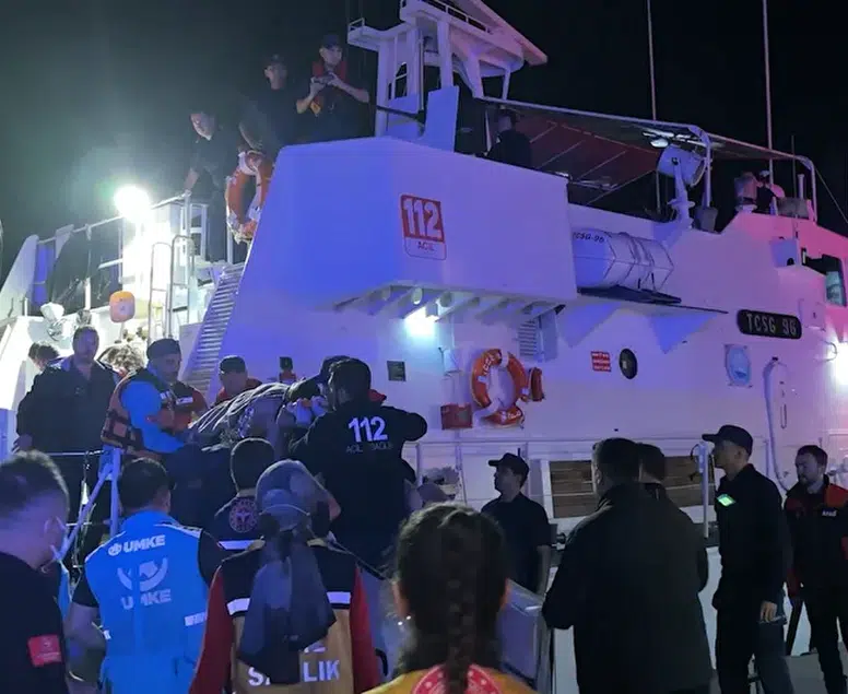 Askeri botta cerrahi müdahale! Kırım açıklarında vurulan balıkçılara ilk yardım