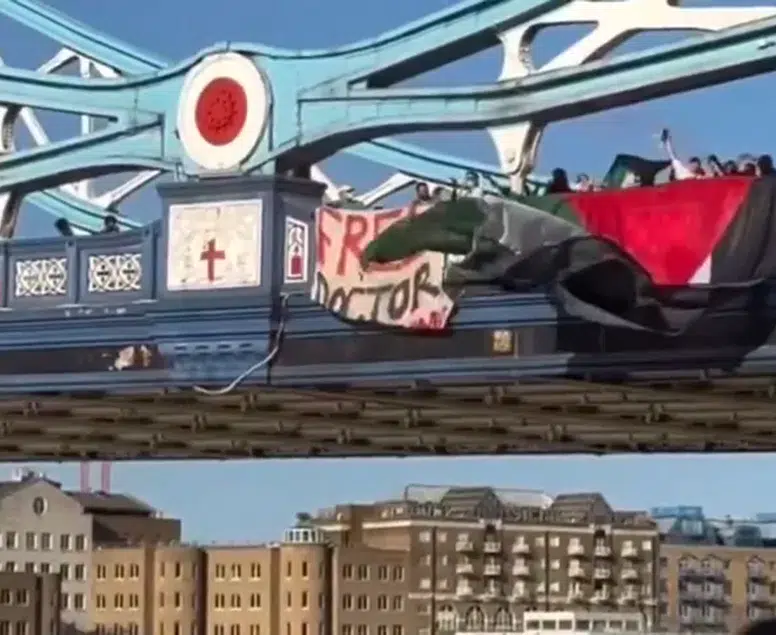 Londra’da dev eylem! ünlü köprü trafiğe kapatıldı: Nedeni Gazze...