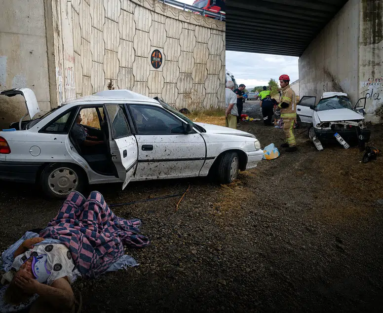 Balıkesir-Bursa yolunda korkunç kaza! Otomobil hurdaya döndü, 3 can kaybı