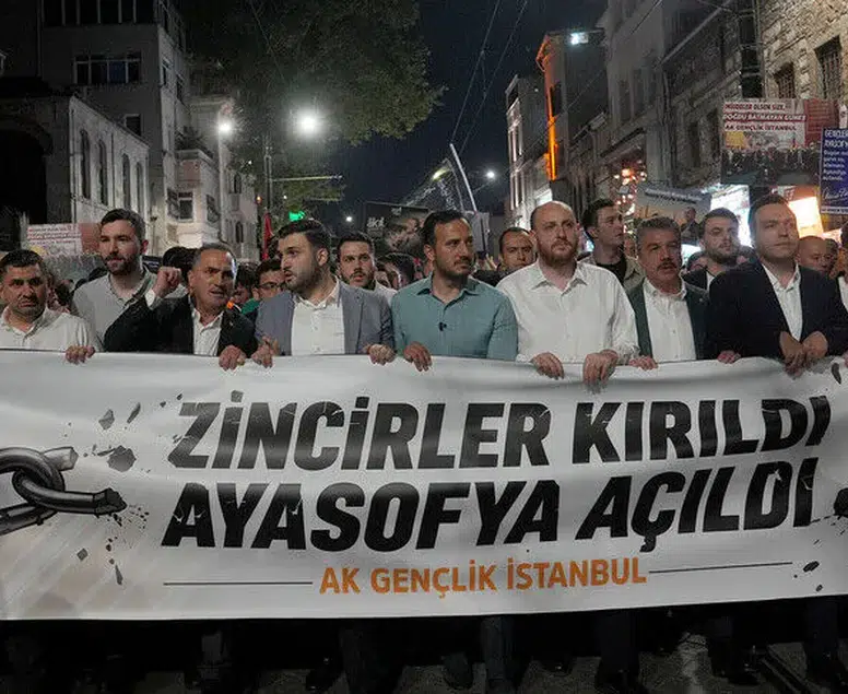 AK Parti gençliğinden Ayasofya çıkatması: "O Zincirler Kalplerdeydi"