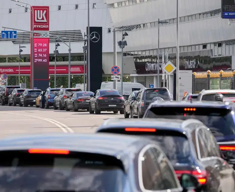 Pompalarda kuyruk çilesi bitmiyor: Kremlin’den petrol hamlesi geldi