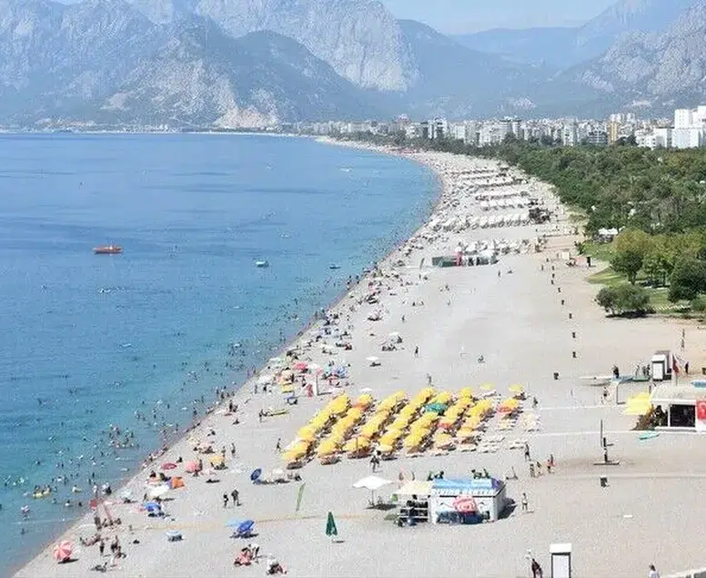 Adım atacak yer kalmadı! Antalya sahillerinde sıcak hava istilası