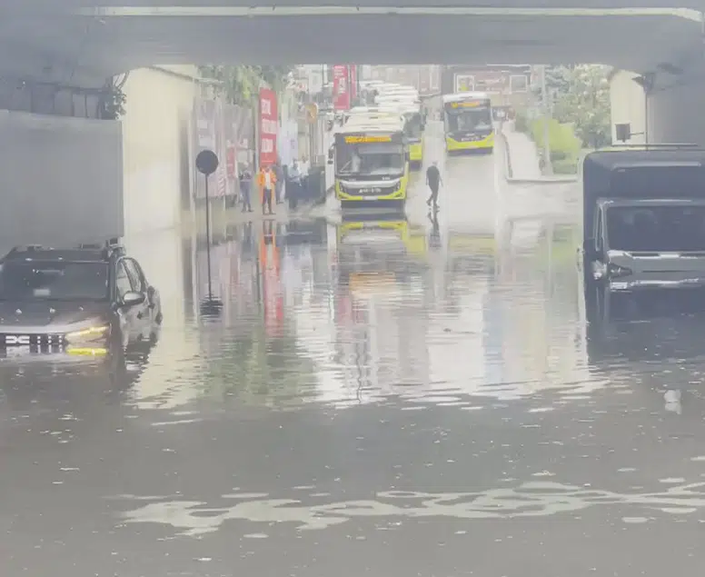 İstanbul'u sağanağa teslim! Alt geçitlerde araçlar mahsur kaldı, çarşıları su bastı
