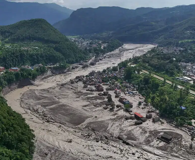Nepal'de buzul felaketi: Can kaybı 359'a yükseldi, yüzlerce kişi aranıyor