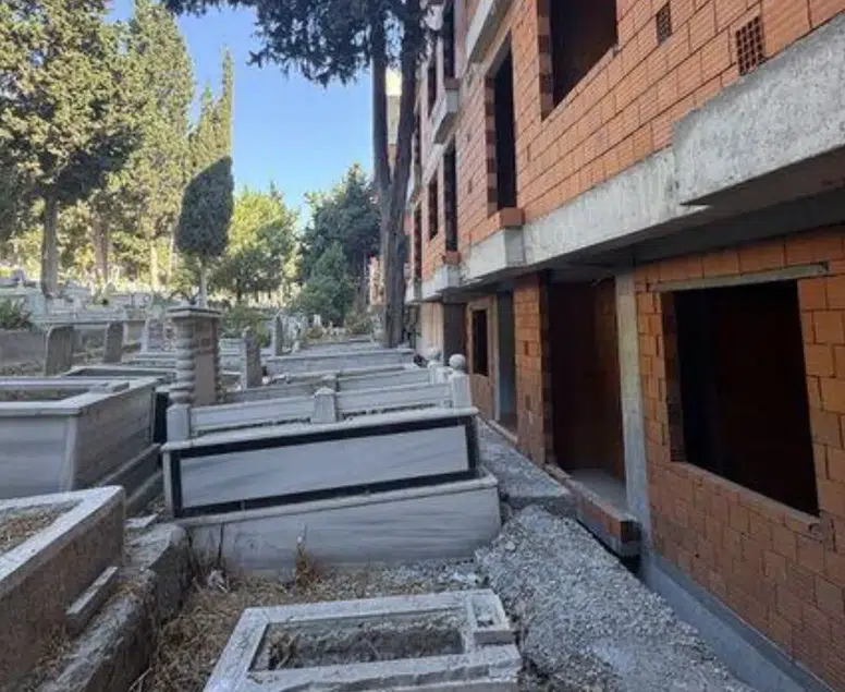 Akıllara durgunluk veren manzara! Sıfır binalar mezarlıkla iç içe geçti