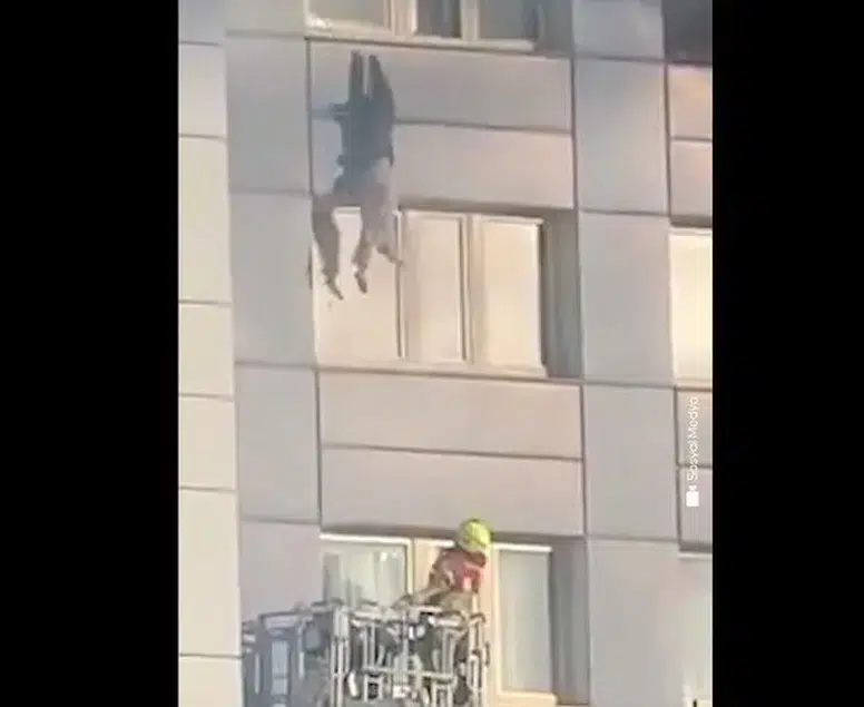 İtfaiye merdiveni yetmedi, canını kurtarmak için aşağıya atladı!