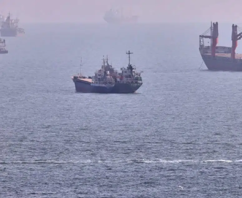 Hürmüz Boğazı'nda petrol sızıntısı alarmı: Deniz trafiği durma noktasına geldi
