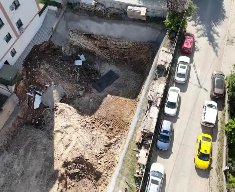 Çekmeköy'de kazı faciası ucuz atlatıldı: İstinat duvarı çöktü, bina boşaltıldı