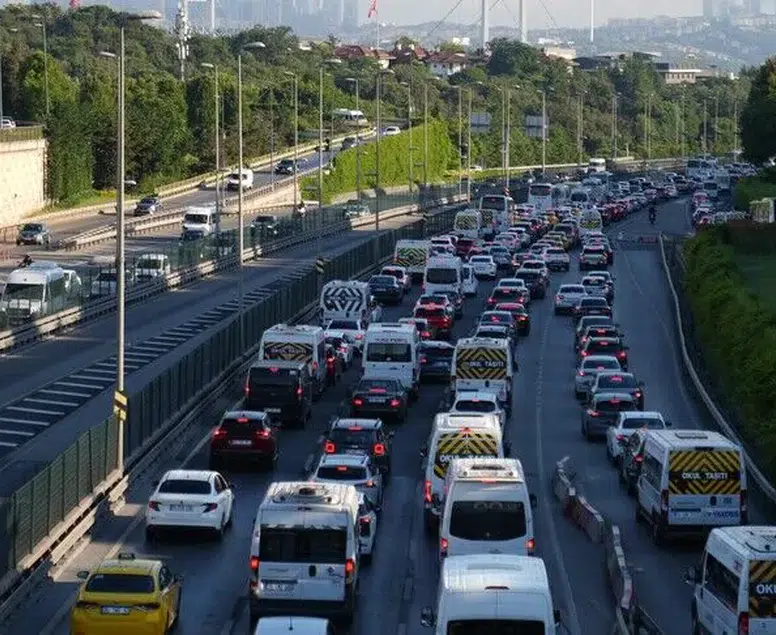 Megakentte ilk ders zili trafiğe takıldı: Yoğunluk yüzde 75'i aştı