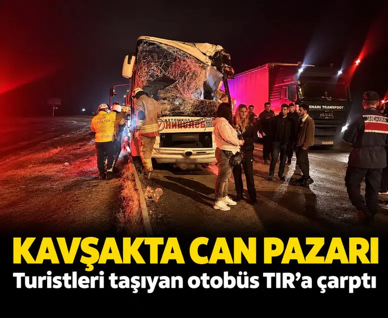 Kavşakta can pazarı: Turistleri taşıyan otobüs TIR'a çarptı