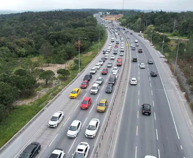 Milyonlarca İstanbullu tatile çıktı, yollar bomboş kaldı: Tek bir noktada trafik kilitlendi