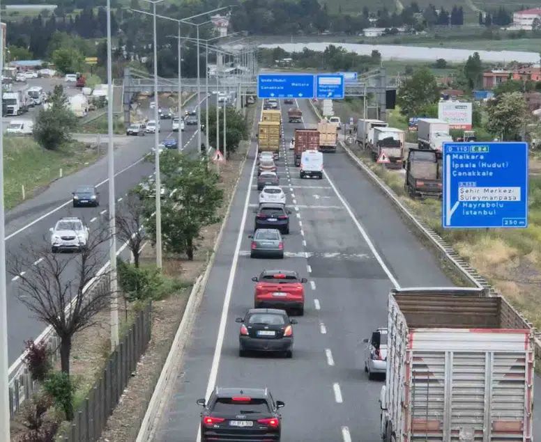 Bayram yolculuğu başladı: İstanbul-Tekirdağ hattında kilometrelerce araç kuyruğu