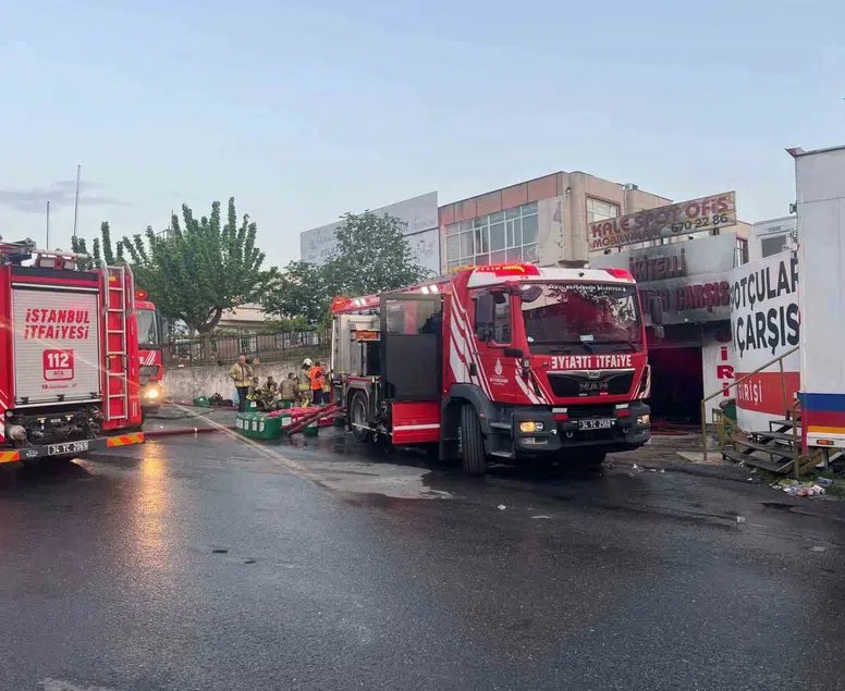 Başakşehir'de kabus dolu gece: Sanayi sitesindeki dev yangın 8 saatte kontrol altına alındı