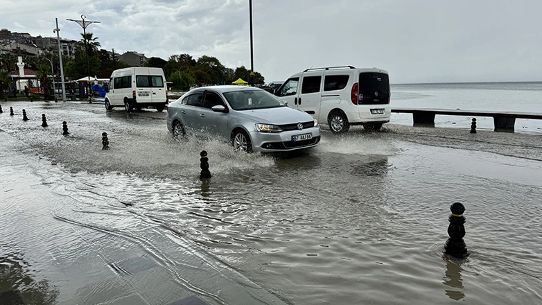 Sinop'ta sağanak yağış taşkınlık yarattı