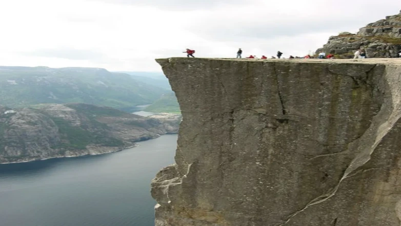 Bir yanı uçurum bir yanı mucize: Dünyanın en tehlikeli rotaları