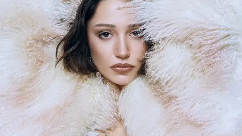 Sahnede Lazer Krizi... Zeynep Bastık’tan seyirciye sert çıkış!