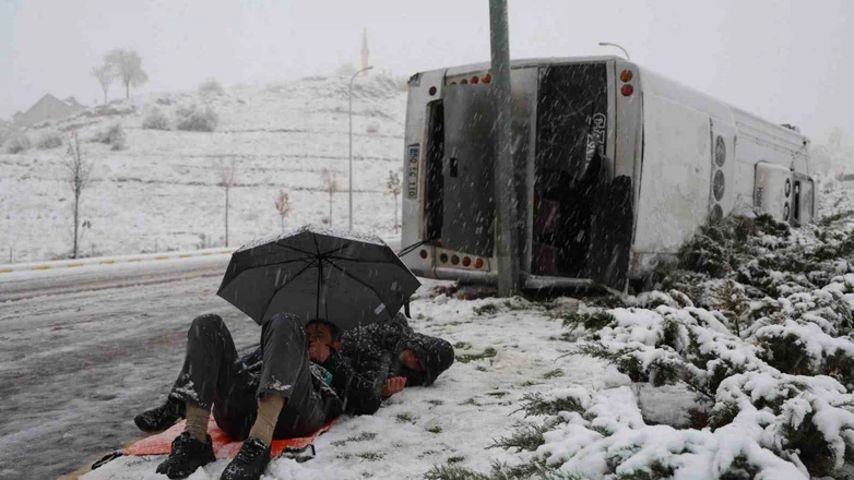 Şemsiye altında yardım bekledi: Ekipler seferber oldu...