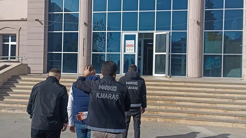 Polis bastı, haplar saçıldı: Kahramanmaraş’ta filmleri aratmayan operasyon!