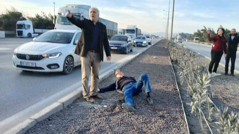 Kontrolden çıkan otomobil direğe saplandı: Bursa - Çanakkale yolunda kaza!