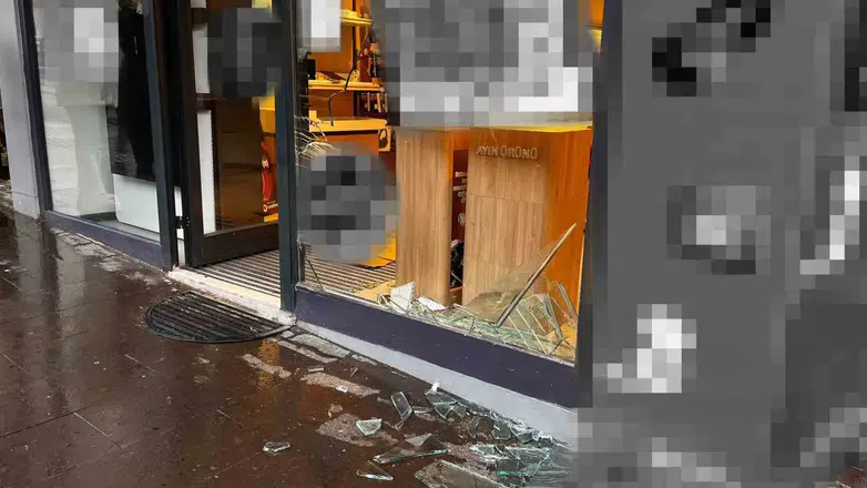 Otomobil değil sanki bumerang... Nevşehir'de dükkan camı tuzla buz oldu!