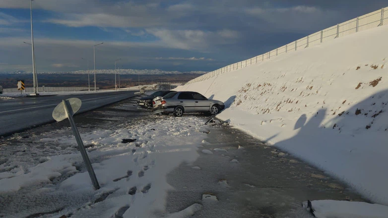 Van-Hakkari yolunda zincirleme kaza: Buzlanma trafiği felç etti!