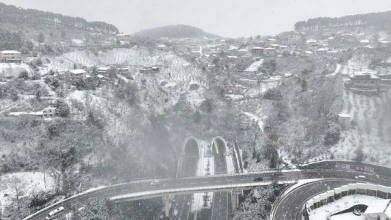 İstanbul'da yoğun kar yağışı: Bazı ilçelerde okullar tatil oldu