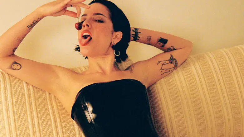 Ünlü Şarkıcı Halsey Yeni Şarkısındaki Cesur Tarzıyla Yine Gündem Olmayı Başardı!