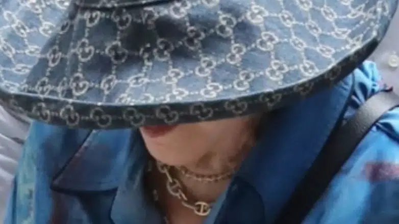 Yüzünü gizledi, kolları ele verdi! Herkes onu tanıdı