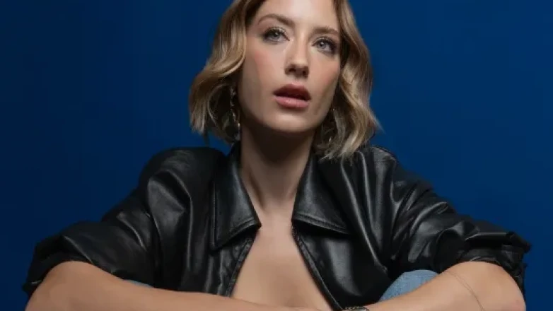 Hazal Kaya’dan sarışın sürprizi: “Göreceğiz, eğleniyorlar mı?”