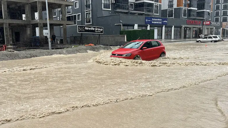 Edirne’yi sağanak vurdu: Bodrum katları su altında!