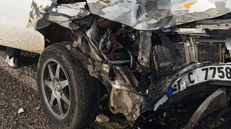 Gaziantep’te şok kaza: Otomobil ve kamyonet kafa kafaya!