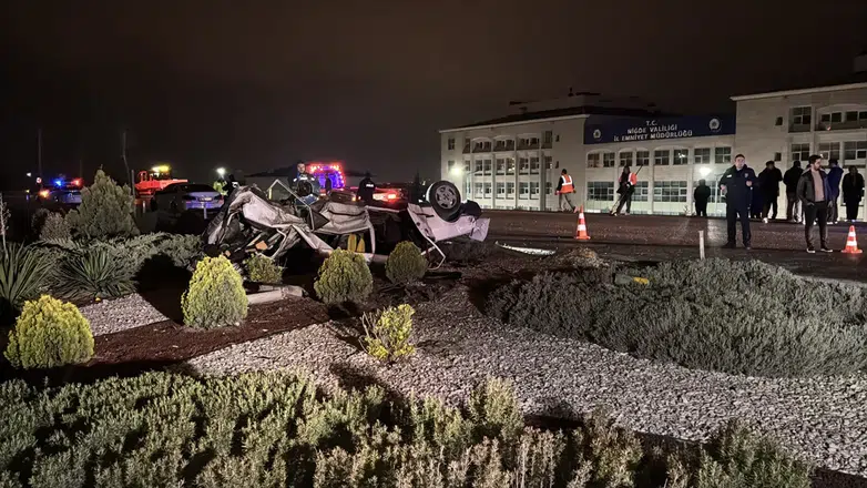 Niğde'de feci kaza! Otomobiller metal yığınına döndü