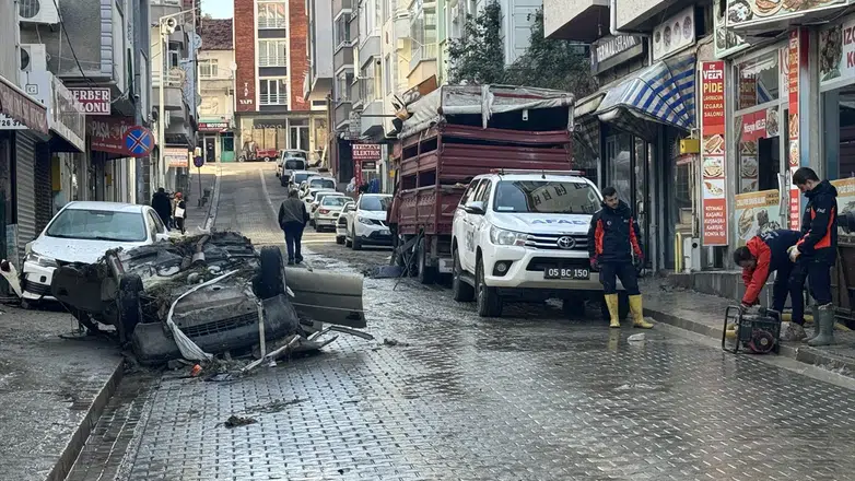 Samsun'da doğa diz çöktürdü! Sel gitti, geriye çamur ve gözyaşı kaldı