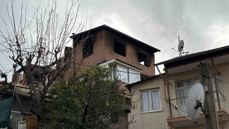 Vatandaşlar dumanı fark etti: Bayraklı’da yangın son anda söndürüldü!