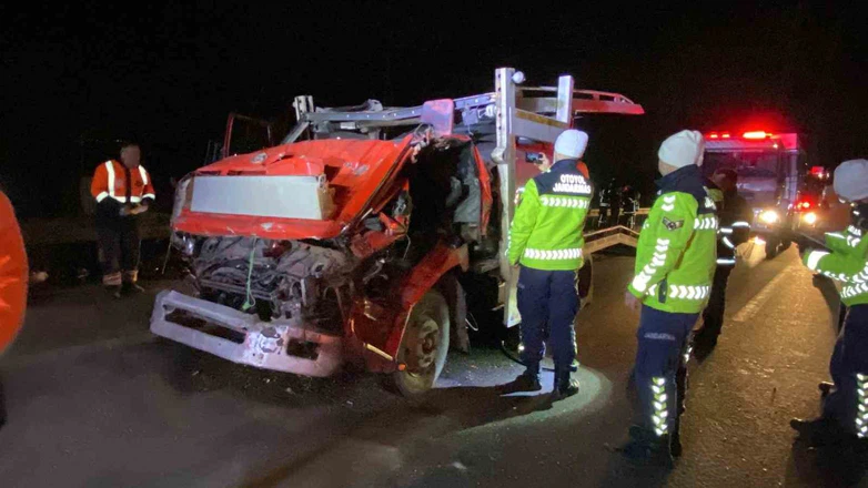 TEM otoyolu'nda 2 tonluk kabus... Arkadan çarpma yetmedi, sürücüsüne demir kapan oldu!