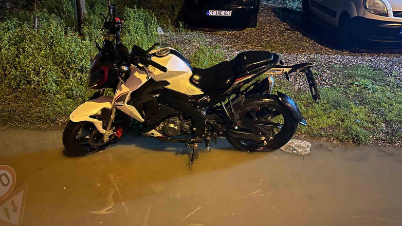 Köpeğe çarpmamak için gelen ani manevra motosikletliyi metrelerce savurdu!