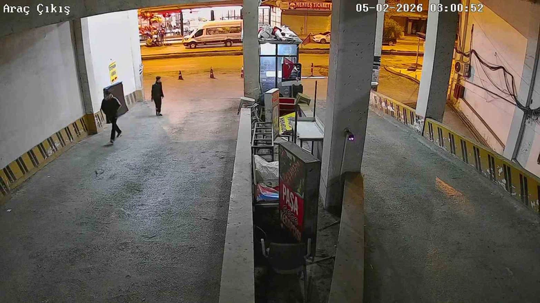 Adana’da 'Gezmeye' çaldılar! Pes dedirten pişkinlik anbean kamerada...