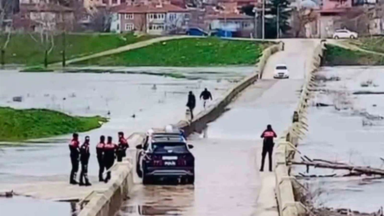 Edirne’de ölümüne yürüyüş... Polis uyardı, onlar suyla inatlaştı!