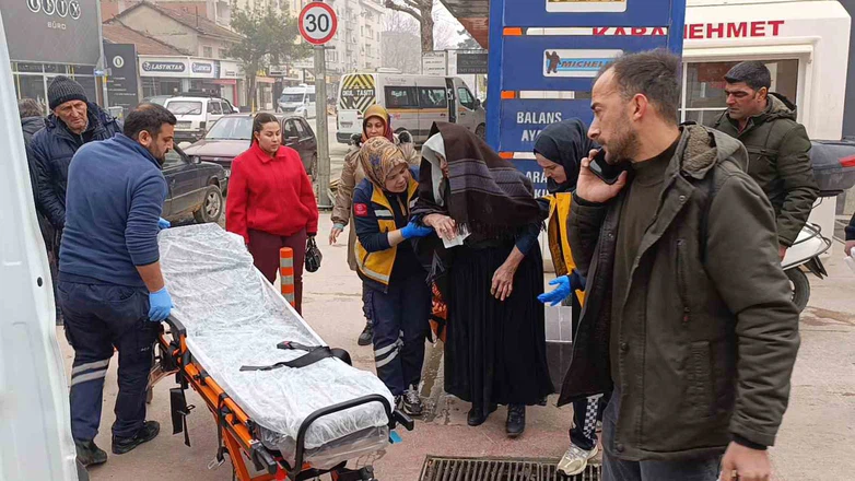 Bir anlık dikkatsizlik, bir ömürlük korku: Yaşlı kadın asfaltta kaldı!