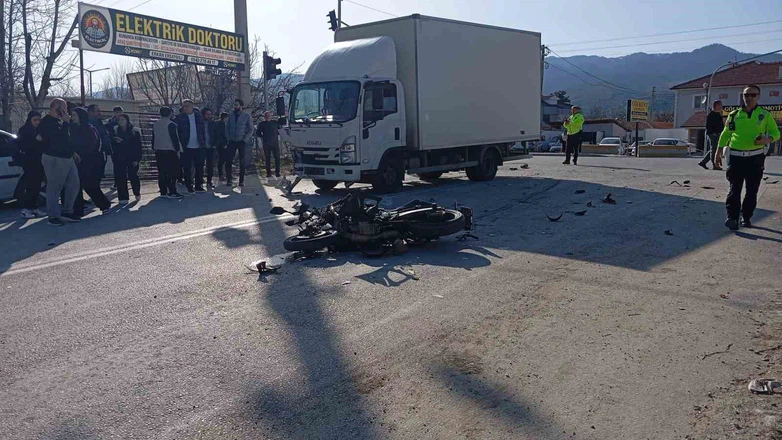 Kavşakta ölümle buluştu! Genç sürücü hastanede can verdi