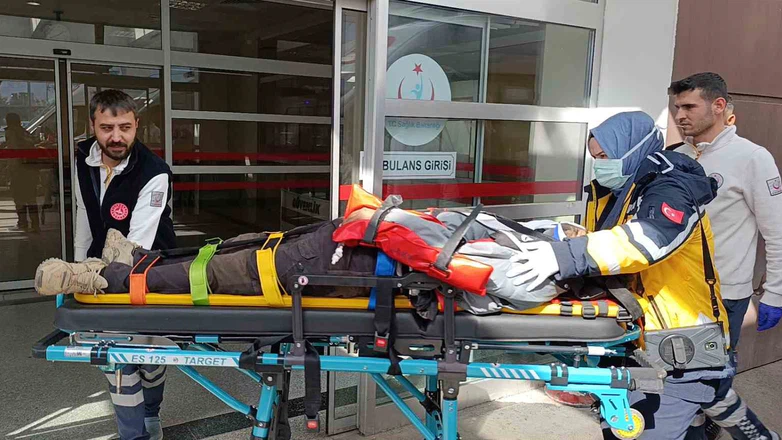 Adıyaman yolunda ibretlik kaza! Otomobil direğe ok gibi saplandı