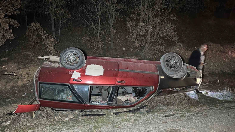 Uşak’ta yürek hoplatan kaza! Demir yığınına dönen araçlar, yaralı yolcular...