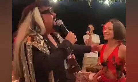 Zeynep Bastık 30 yaşına “Roman kızı” olarak girdi! 4