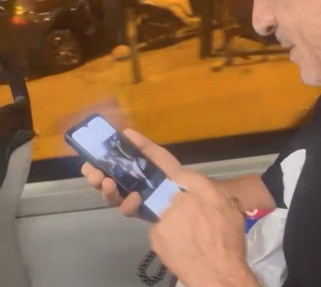 Otobüste gizlice kadının fotoğrafını çeken şüpheli yolcular tarafından yakalandı 1