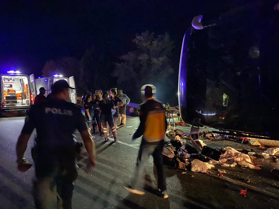 Kum yüklü kamyon otobüse çarptı: Çok sayıda ölü ve yaralı var 6