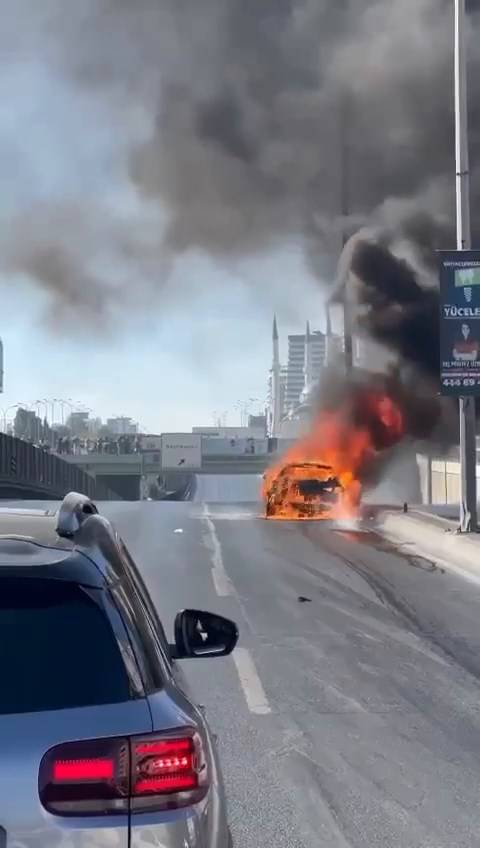 Bakımdan aldığı otomobil 5 kilometre sonra yandı 5