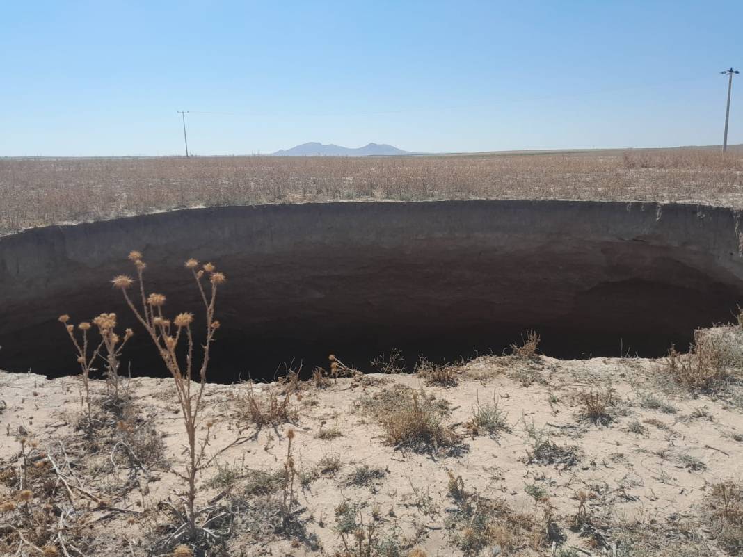 Tarım arazisinde korkutan görüntü: 20 metre çapında, 60 metre derinliğinde obruk 4