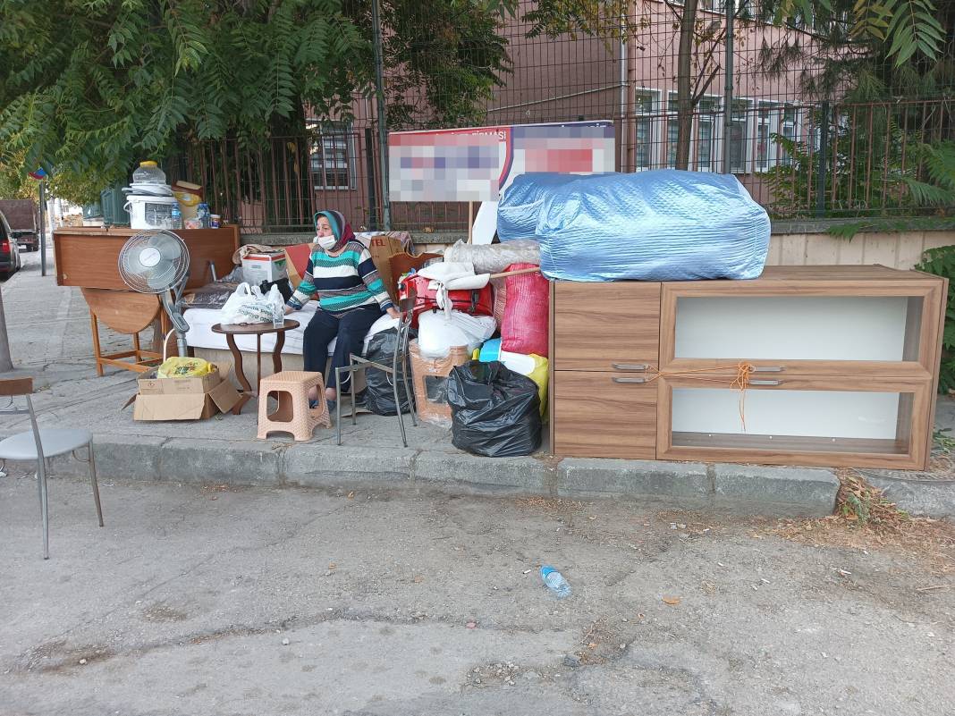 Ev ararken hayatının şokunu yaşadı: Eşyalarıyla sokakta kaldı 4